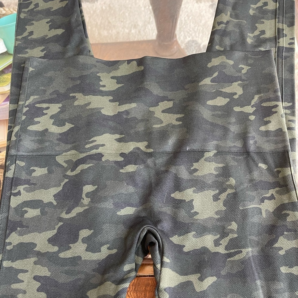 Spanx black green camouflage leggings, size medium‎